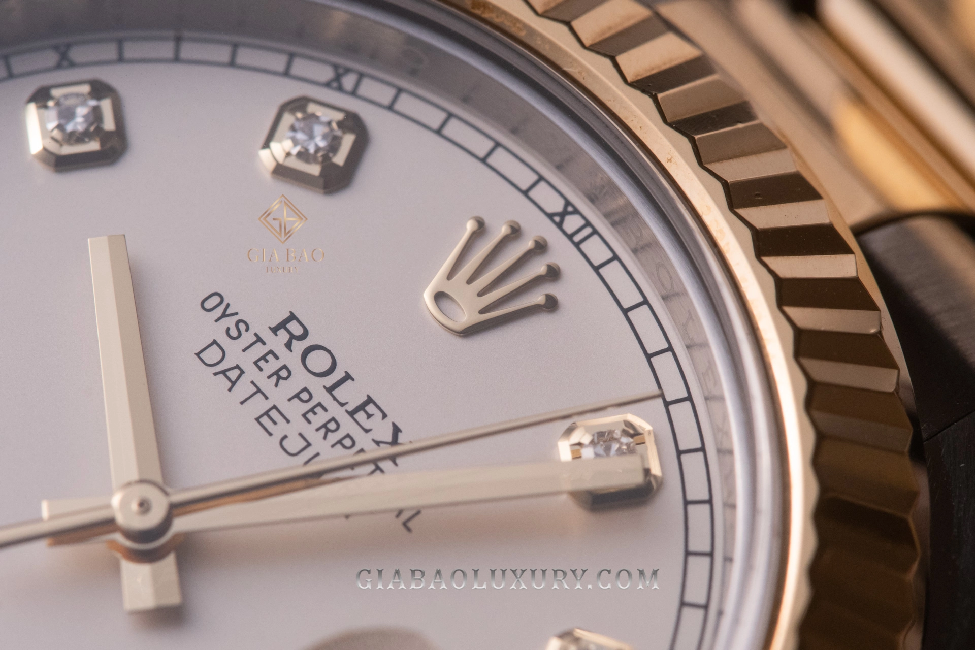 Rolex Datejust II 116333 mặt số Ivory: logo Rolex và bề mặt mặt số Ivory