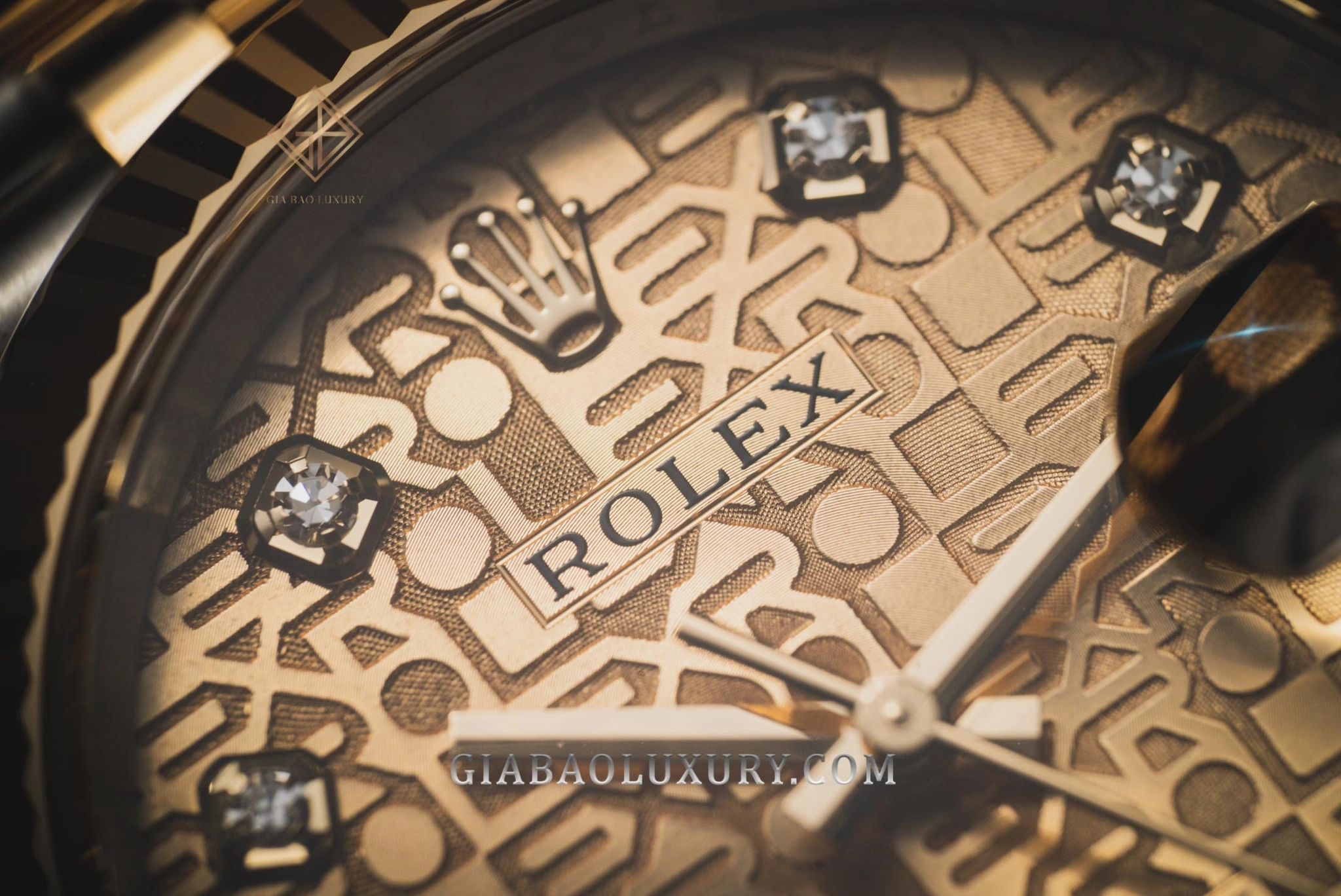 Mặt số Rolex Datejust: Jubilee motif và chải tia khác gì?: họa tiết chữ Rolex lặp lại trên mặt số Jubilee motif