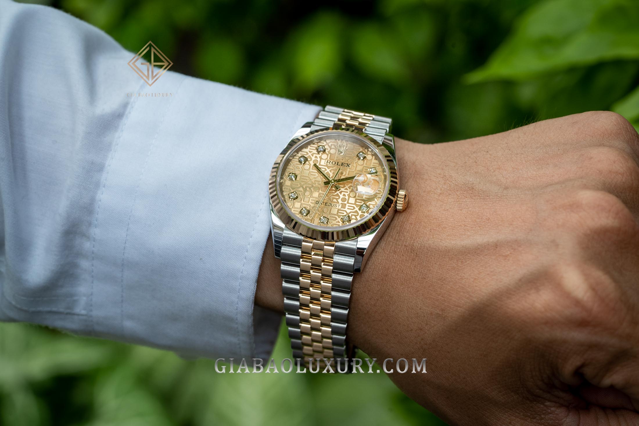 Mặt số Rolex Datejust: Jubilee motif và chải tia khác gì?: mặt số sunray thay đổi sắc độ theo hướng ánh sáng