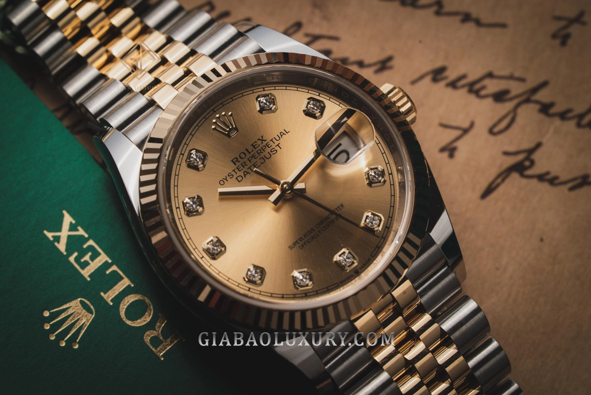 Mặt số Rolex Datejust: Jubilee motif và chải tia khác gì?: cọc giờ và cửa sổ ngày trên hai cấu hình Datejust