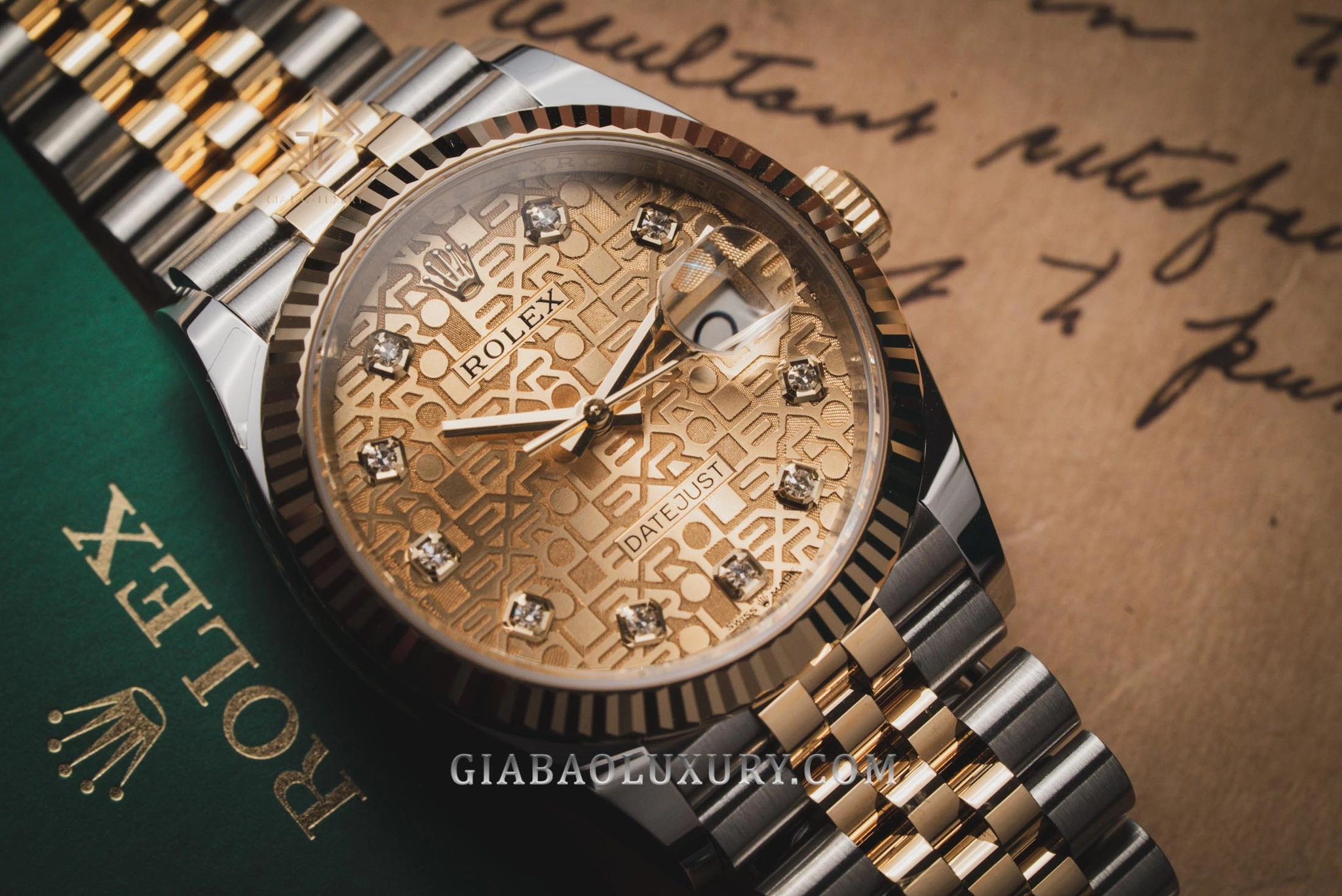 Mặt số Rolex Datejust: Jubilee motif và chải tia khác gì?: bề mặt hai mặt số dưới ánh sáng trực tiếp