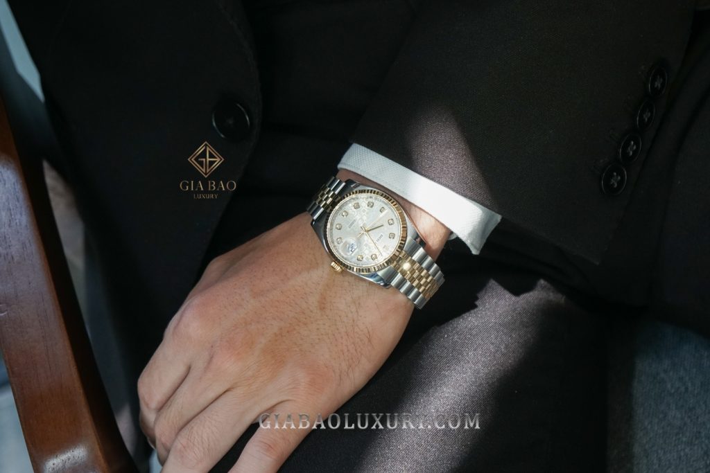 Rolex Datejust hai tông màu trên cổ tay trong bối cảnh sử dụng thực tế