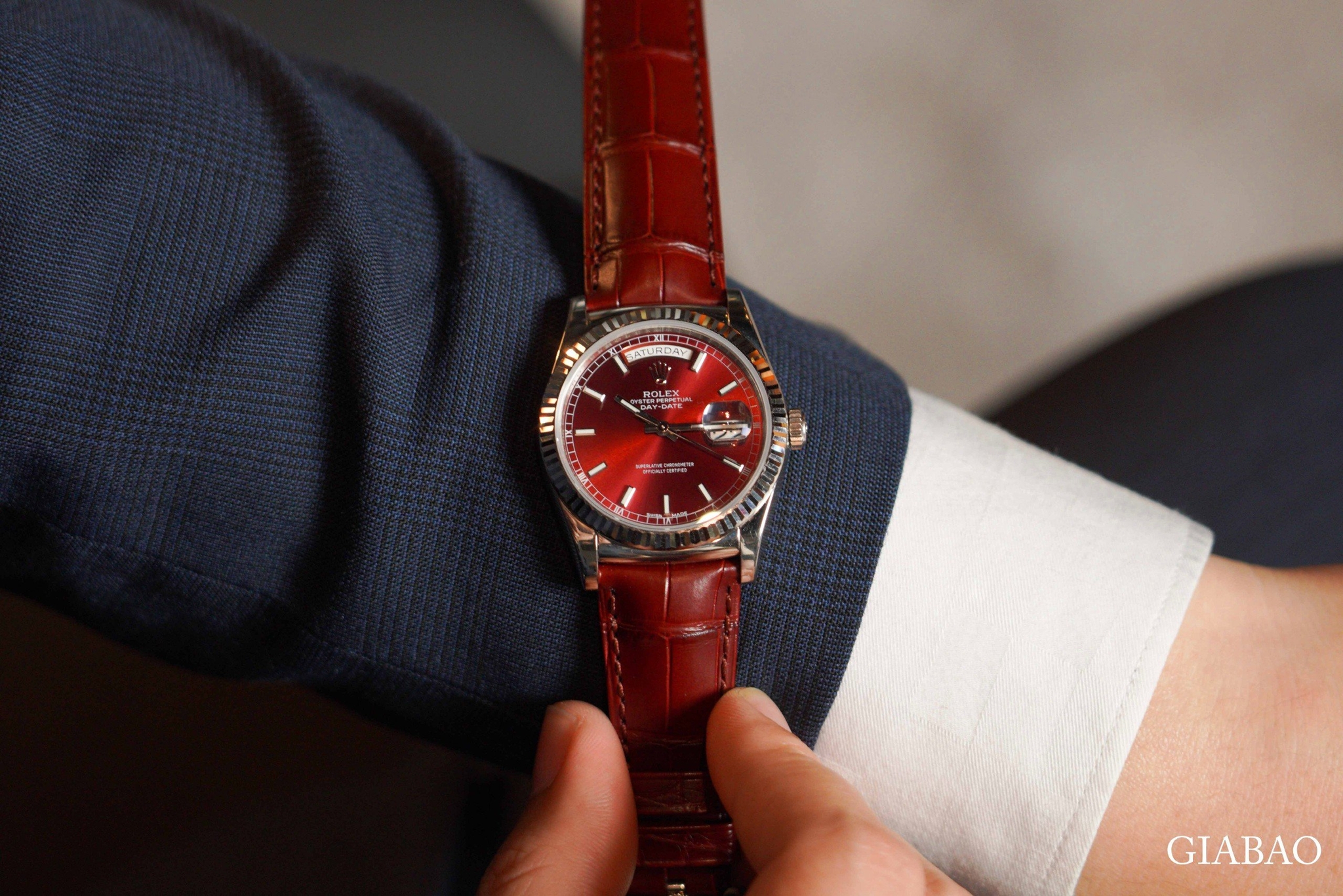 Rolex Day-Date Cherry phối trang phục