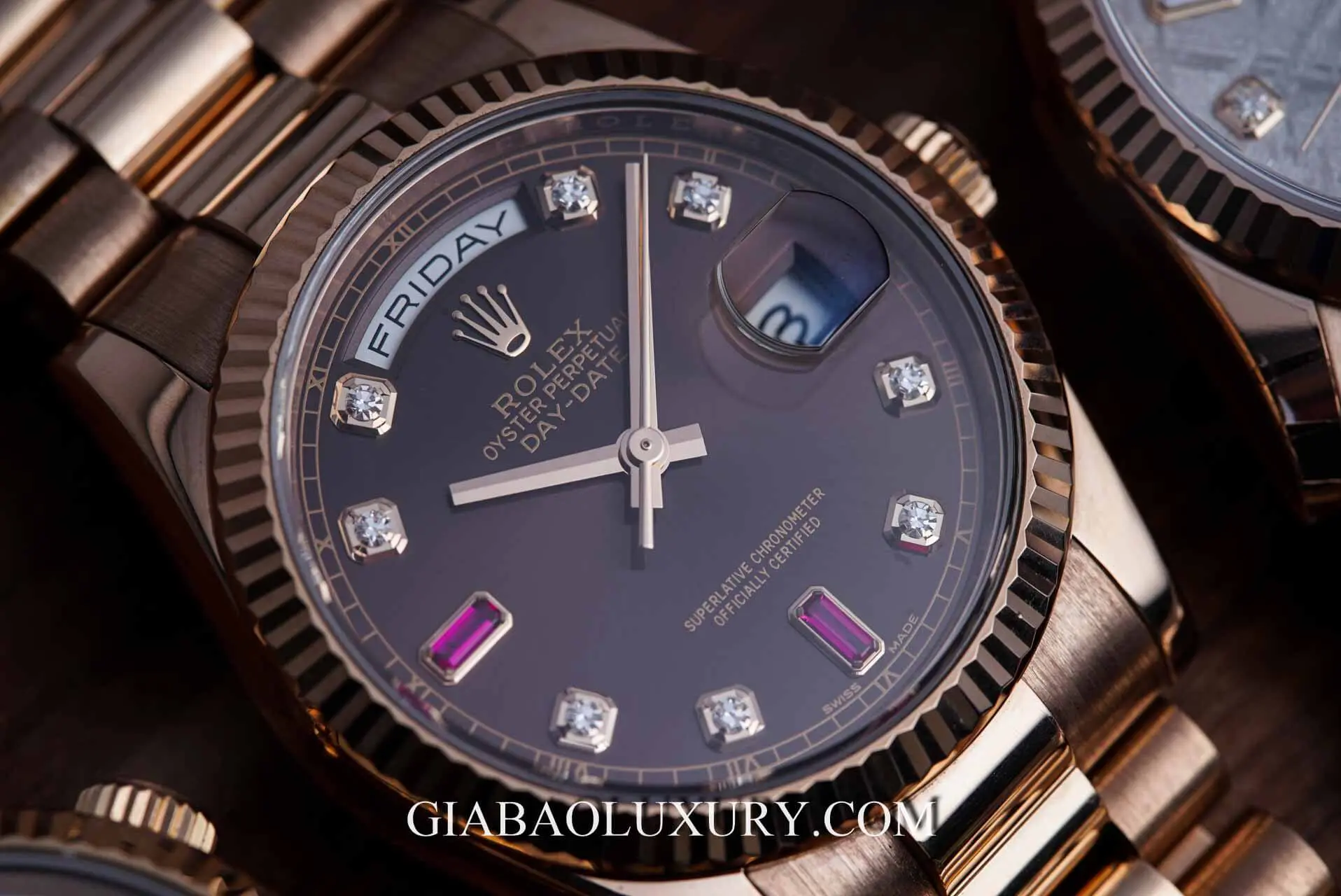 Rolex Day-Date 36 Ref. 118235: calibre 3155: mặt số đỏ nâu và vỏ vàng hồng 36 mm