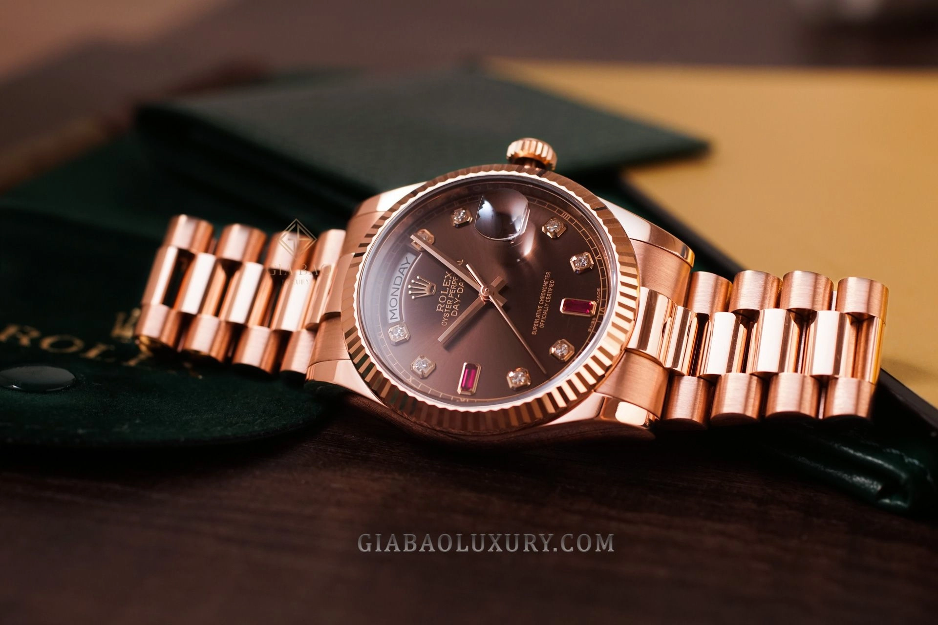 Rolex Day-Date 36 Ref. 118235: calibre 3155: cửa sổ thứ và ngày trên mặt số