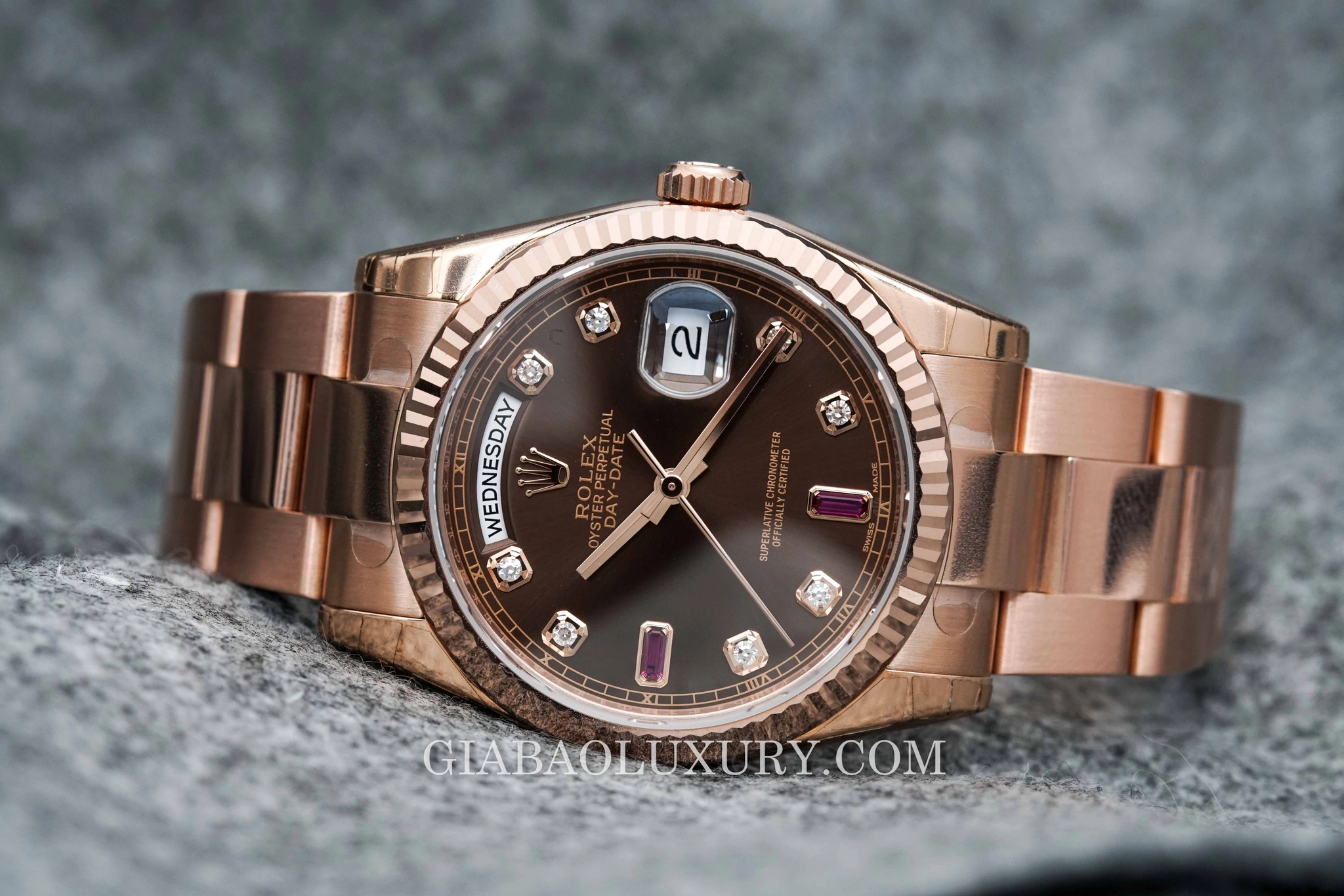 Rolex Day-Date 36 Ref. 118235: calibre 3155: vành khía bằng vàng hồng