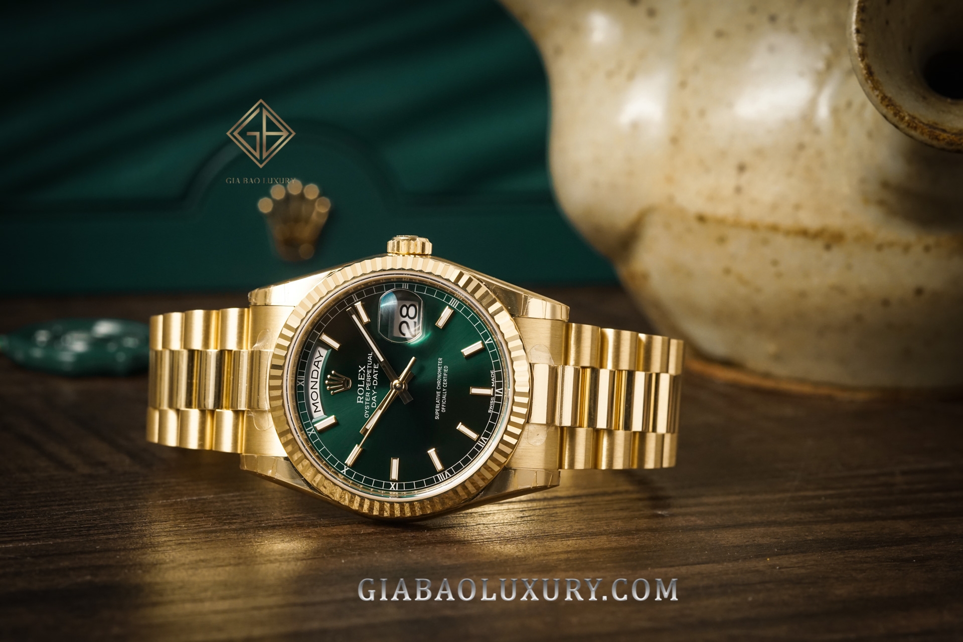 Rolex Day-Date 118238 và 128238: khác biệt nằm ở calibre: Rolex Day-Date vàng vàng với mặt số xanh