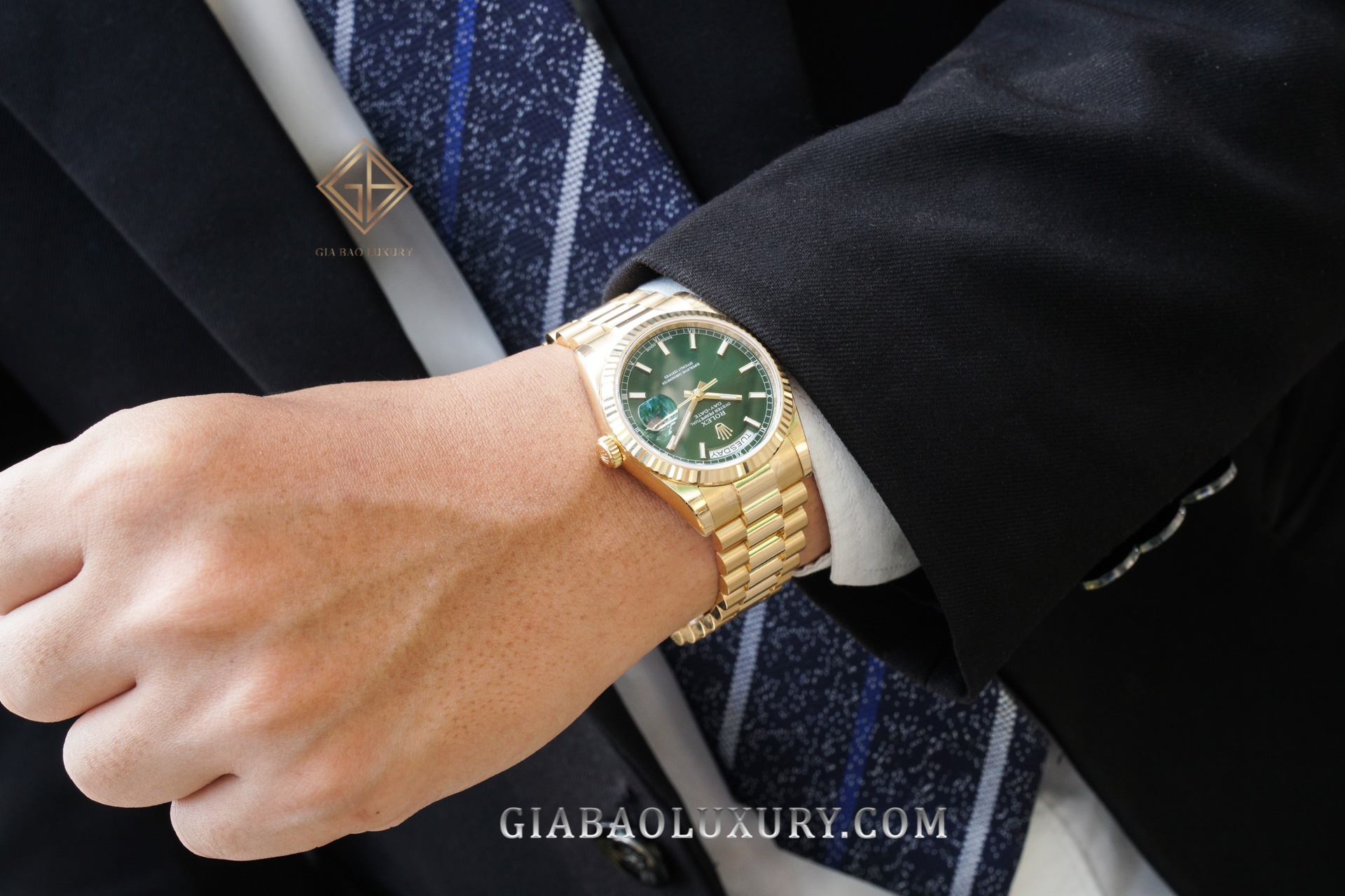 Rolex Day-Date 118238 và 128238: khác biệt nằm ở calibre: vành khía rãnh và kính Cyclops nhìn từ cạnh