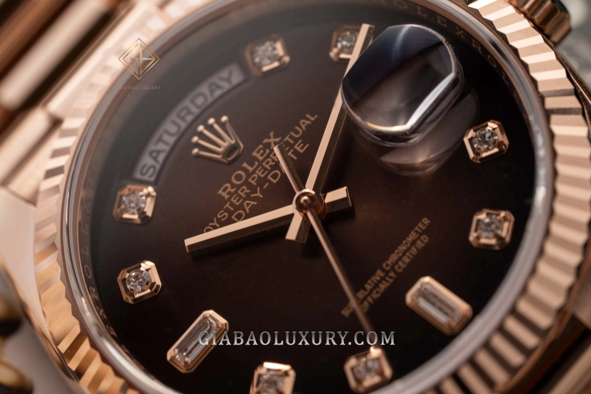 Rolex Day-Date 36 Ref. 128235 mặt nâu ombré: Mặt nâu chuyển sắc và bộ cọc kim cương