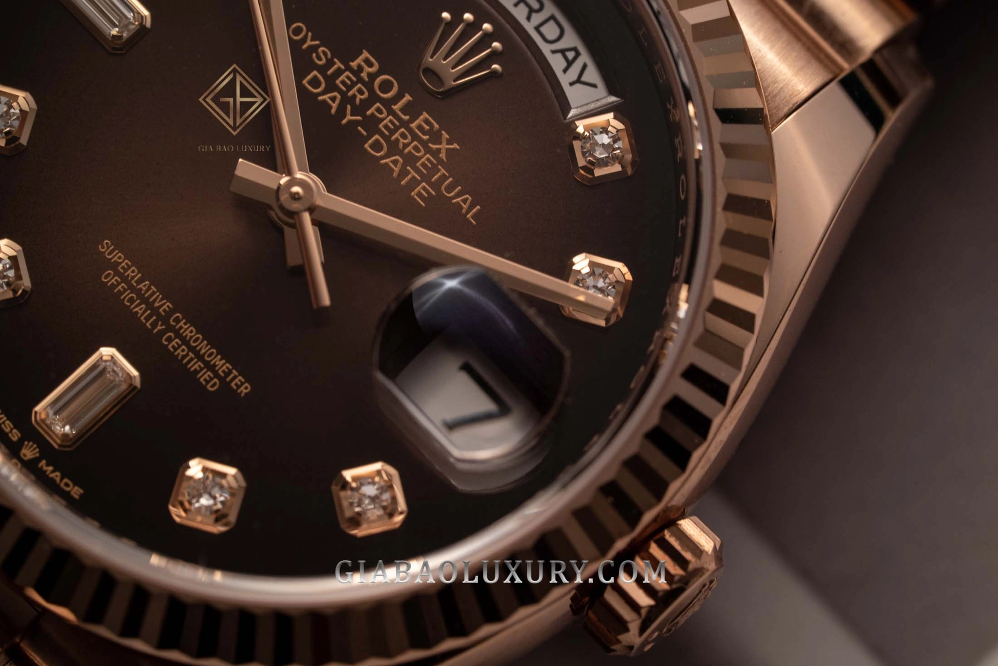 Rolex Day-Date 36 Ref. 128235 mặt nâu ombré: Vỏ vàng Everose, vành khía và dây President