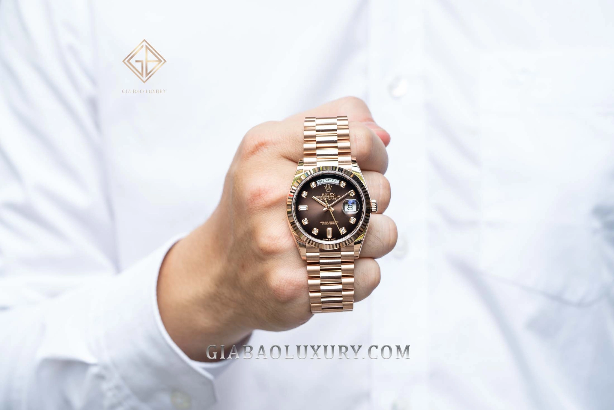 Rolex Day-Date 36 Ref. 128235 mặt nâu ombré: Tỷ lệ Day-Date 36 trên cổ tay