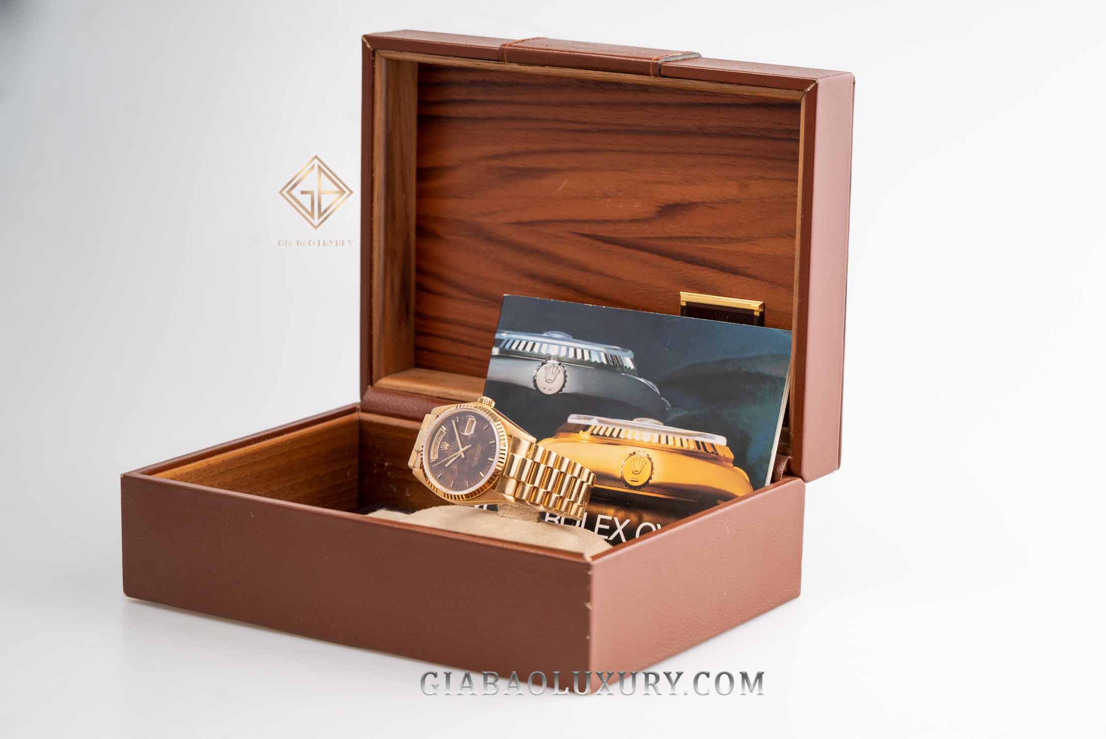 Rolex Day-Date 36 Ref. 18038 mặt số gỗ burr: Day-Date 18038 cùng hộp và phụ kiện của chiếc được chụp