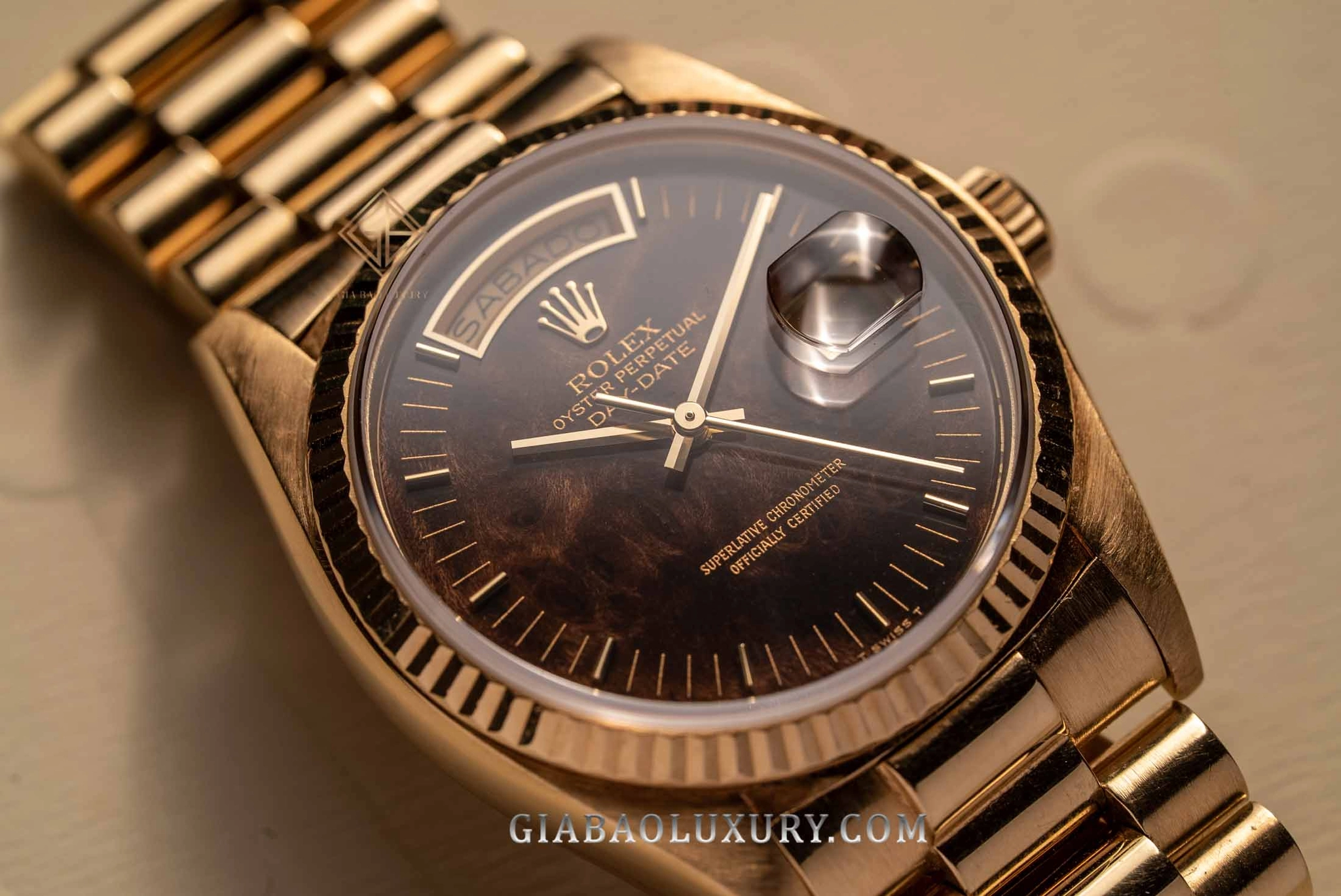 Rolex Day-Date 36 Ref. 18038 mặt số gỗ burr: toàn cảnh mặt số gỗ burr dưới kính sapphire