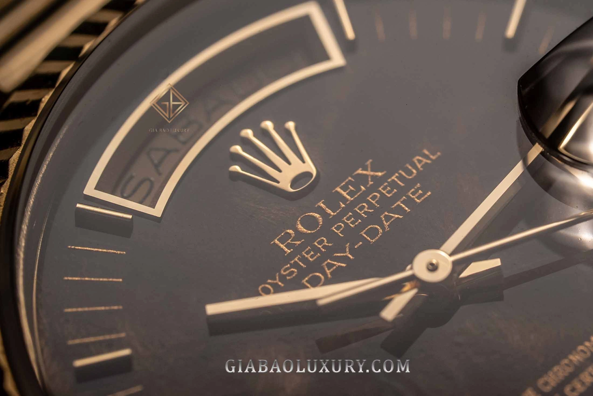 Rolex Day-Date 36 Ref. 18038 mặt số gỗ burr: vân gỗ tự nhiên, cửa sổ thứ và kính Cyclops