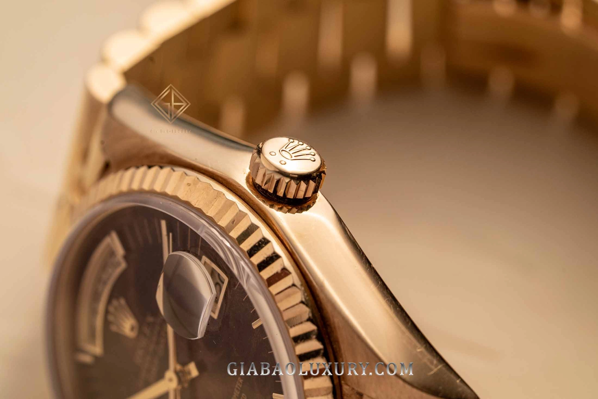 Rolex Day-Date 36 Ref. 18038 mặt số gỗ burr: Day-Date 18038 mặt số gỗ burr trên cổ tay