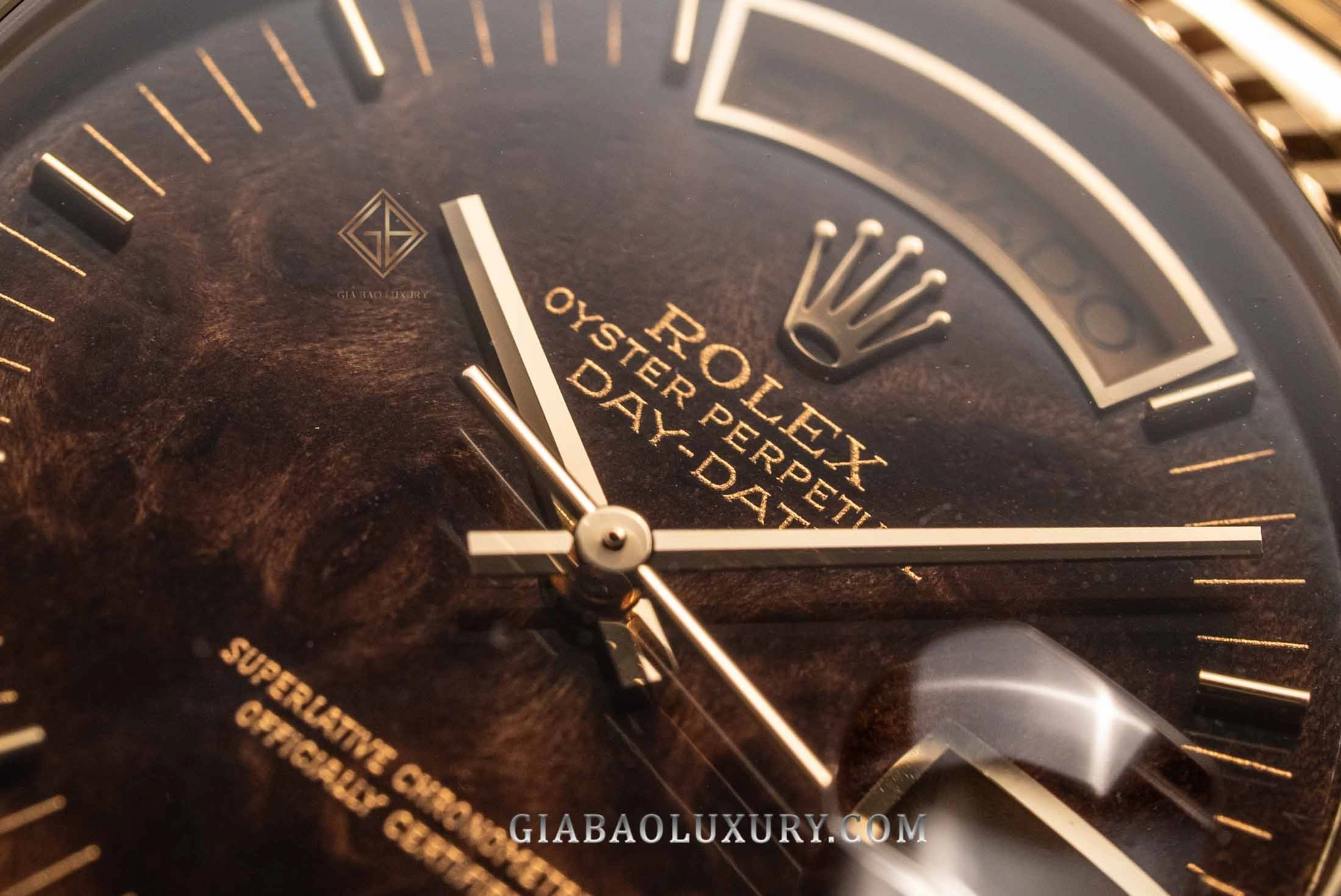 Rolex Day-Date 36 Ref. 18038 mặt số gỗ burr: macro vân gỗ, chữ in và cọc baton