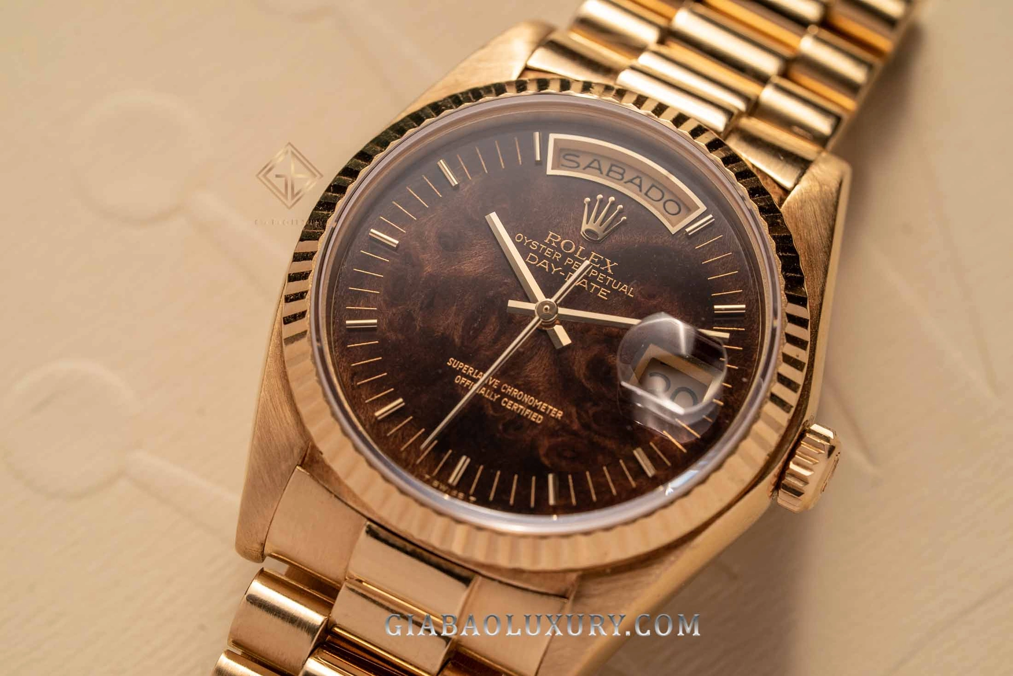 Rolex Day-Date 36 Ref. 18038 mặt số gỗ burr: đĩa thứ tiếng Tây Ban Nha SABADO
