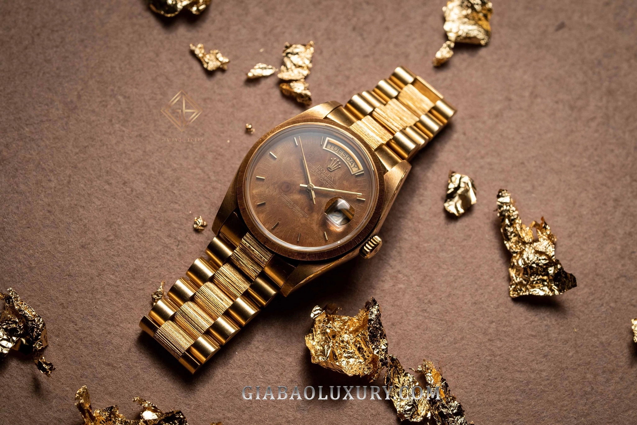 Rolex Day-Date 18078 mặt số gỗ và bark: Mặt số gỗ tự nhiên của Day-Date 18078 nhìn chính diện