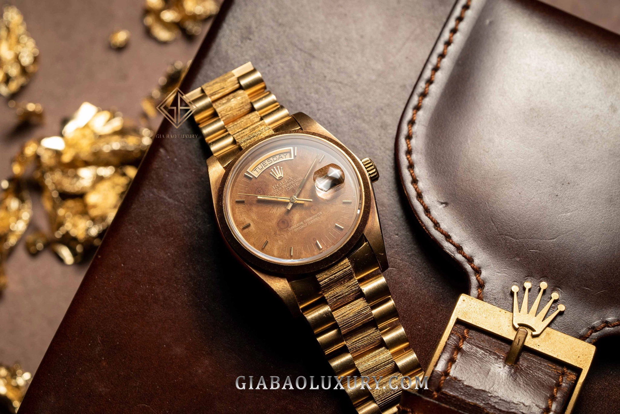 Rolex Day-Date 18078 mặt số gỗ và bark: Vân gỗ quanh cọc giờ, cửa thứ và lịch ngày