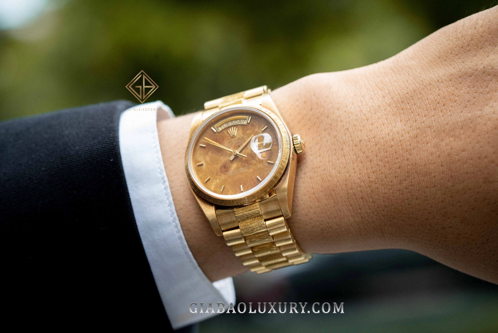 Rolex Day-Date 18078 mặt số gỗ và bark: Bezel bark với các rãnh mô phỏng vỏ cây