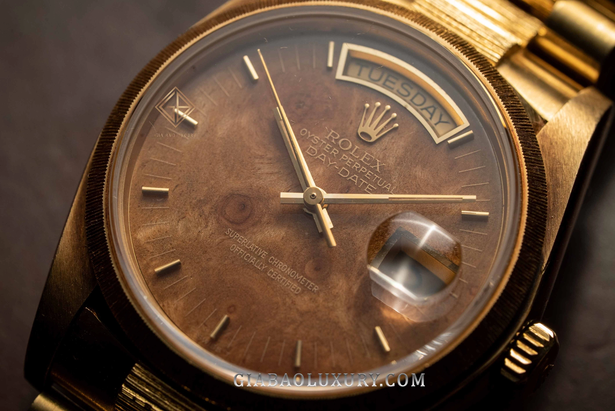 Rolex Day-Date 18078 mặt số gỗ và bark: Cạnh vỏ vàng và tỷ lệ Day-Date 36 mm