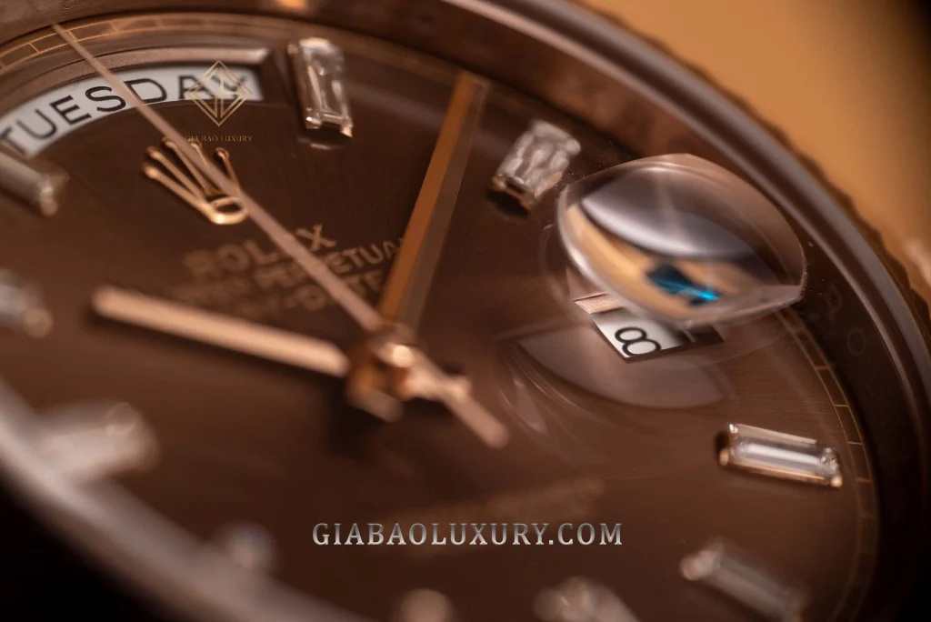 Rolex Day-Date 40 228235 mặt chocolate: Everose và calibre 3255 — ảnh chi tiết 03