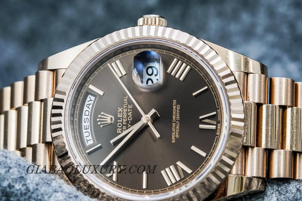 Rolex Day-Date 40 228235 mặt chocolate: Everose và calibre 3255 — ảnh chi tiết 06