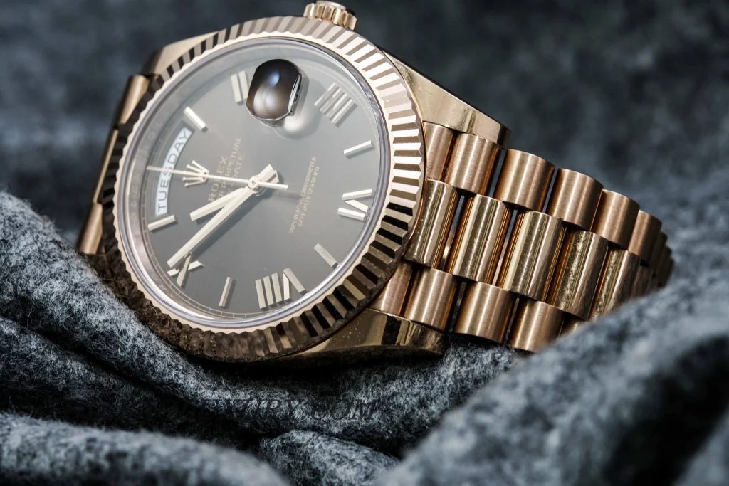 Rolex Day-Date 40 228235 mặt chocolate: Everose và calibre 3255 — ảnh chi tiết 18