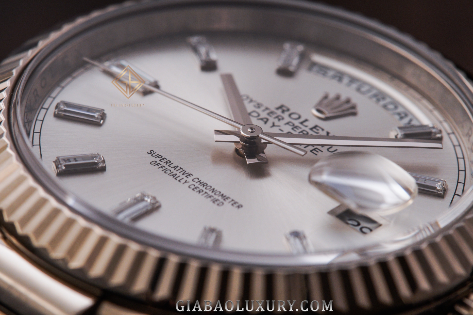 Mặt số bạc chải tia Rolex Day-Date 40 Ref. 228239