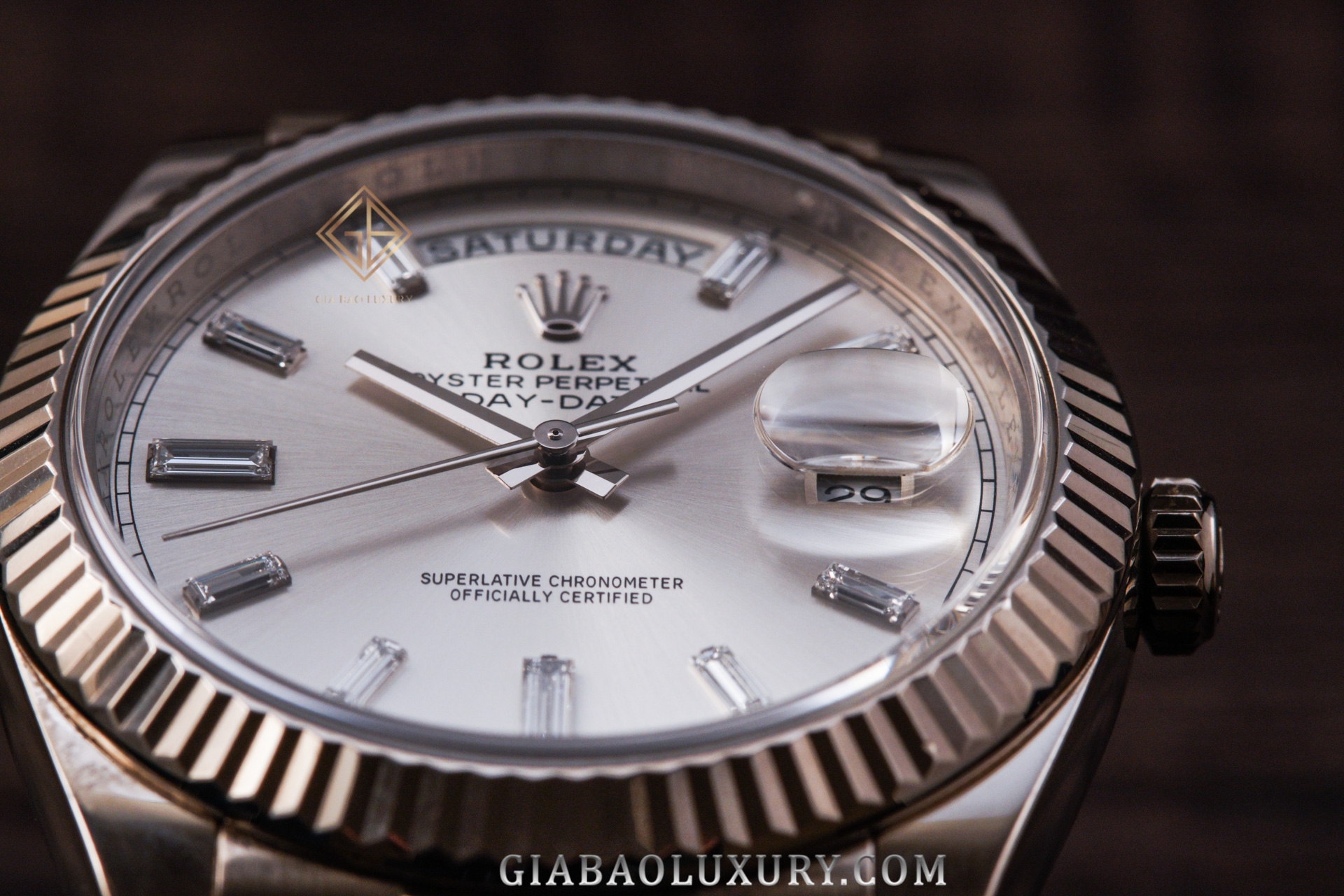 Toàn cảnh mặt số Rolex Day-Date 228239 cọc baguette
