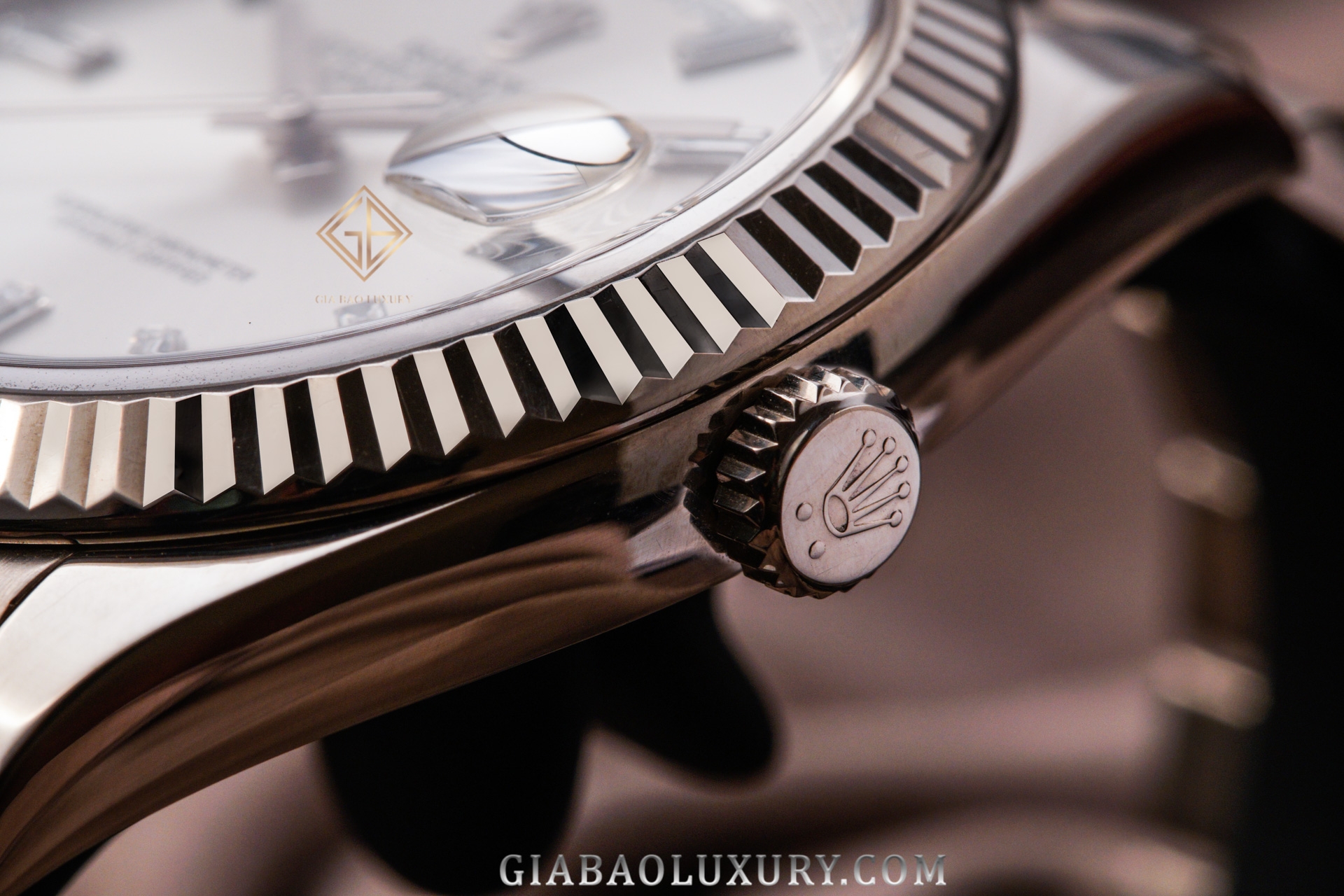 Vành bezel khía và cạnh vỏ Rolex Day-Date 228239