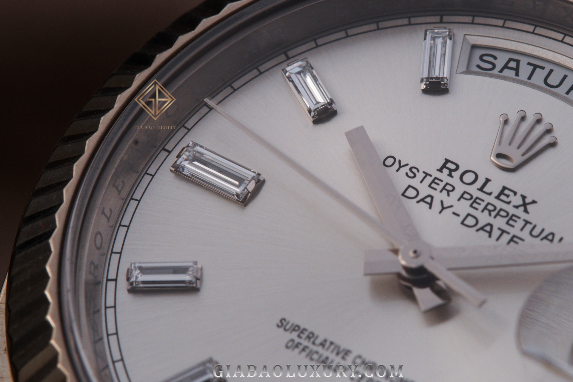 Cận cảnh cửa sổ lịch thứ Rolex Day-Date 228239