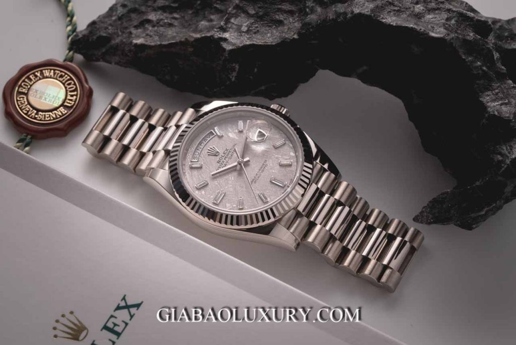 Rolex Day-Date 40 Ref. 228239 mặt số thiên thạch: toàn cảnh Day-Date 40 vàng trắng