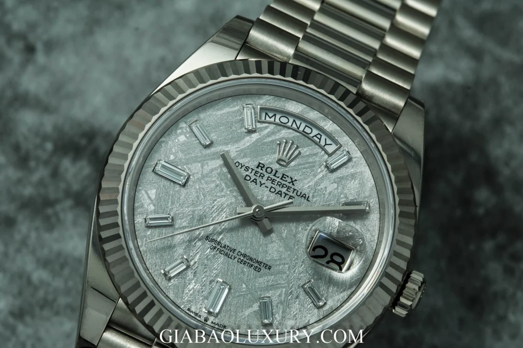 Rolex Day-Date 40 Ref. 228239 mặt số thiên thạch: cửa sổ thứ và cửa sổ ngày