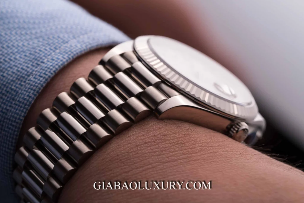 Rolex Day-Date 40 Ref. 228239 mặt số thiên thạch: dây President nhìn từ cạnh cổ tay