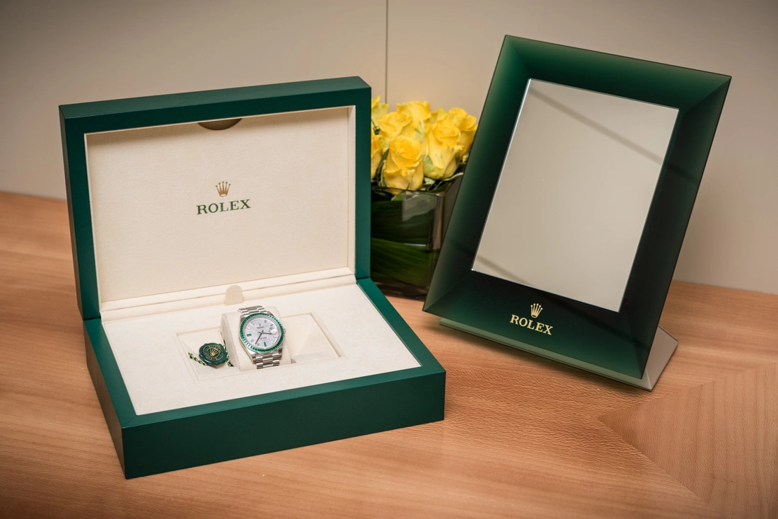 Rolex Day-Date 228396TEM: platinum và emerald: vành emerald baguette của Day-Date 228396TEM