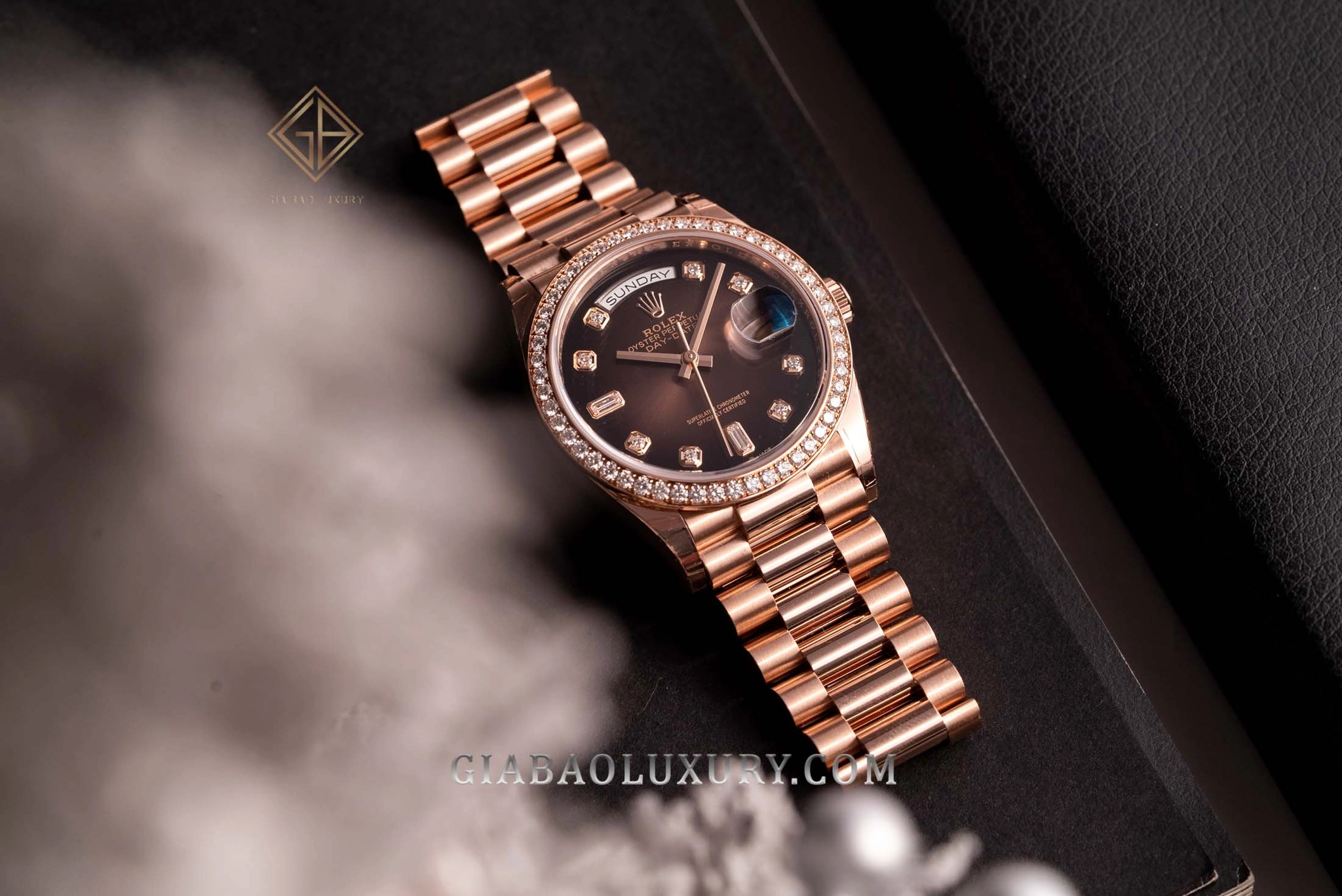 Rolex Day-Date 36 Ref. 128345RBR mặt ombré nâu: Hiệu ứng chuyển sắc từ nâu sang đen ở rìa mặt số