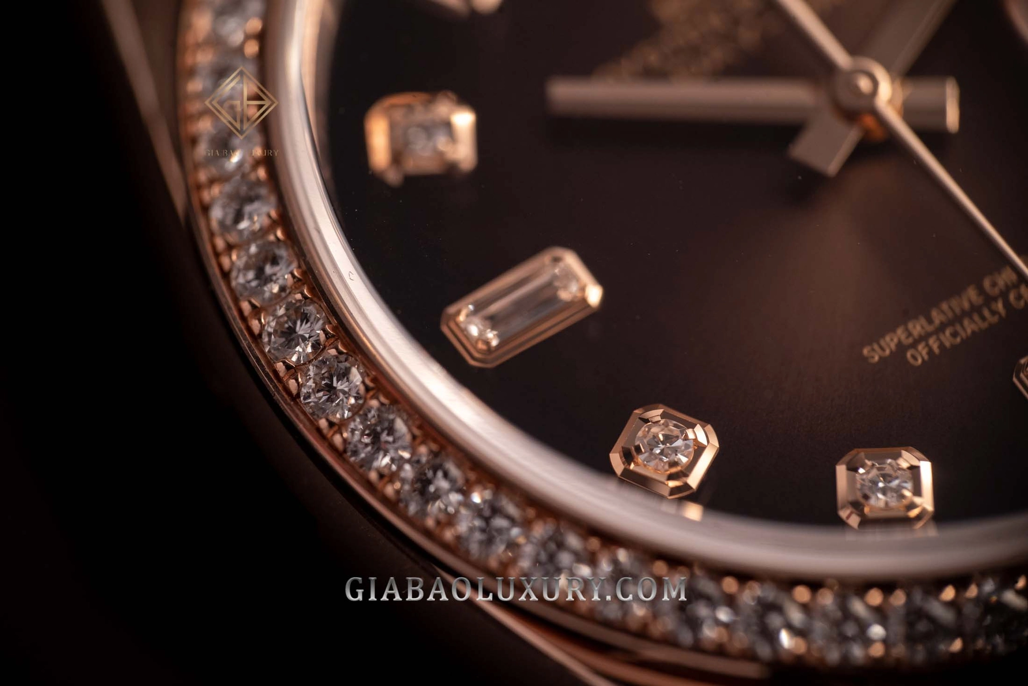 Rolex Day-Date 36 Ref. 128345RBR mặt ombré nâu: Cận cảnh ổ kim cương và bezel của Ref. 128345RBR