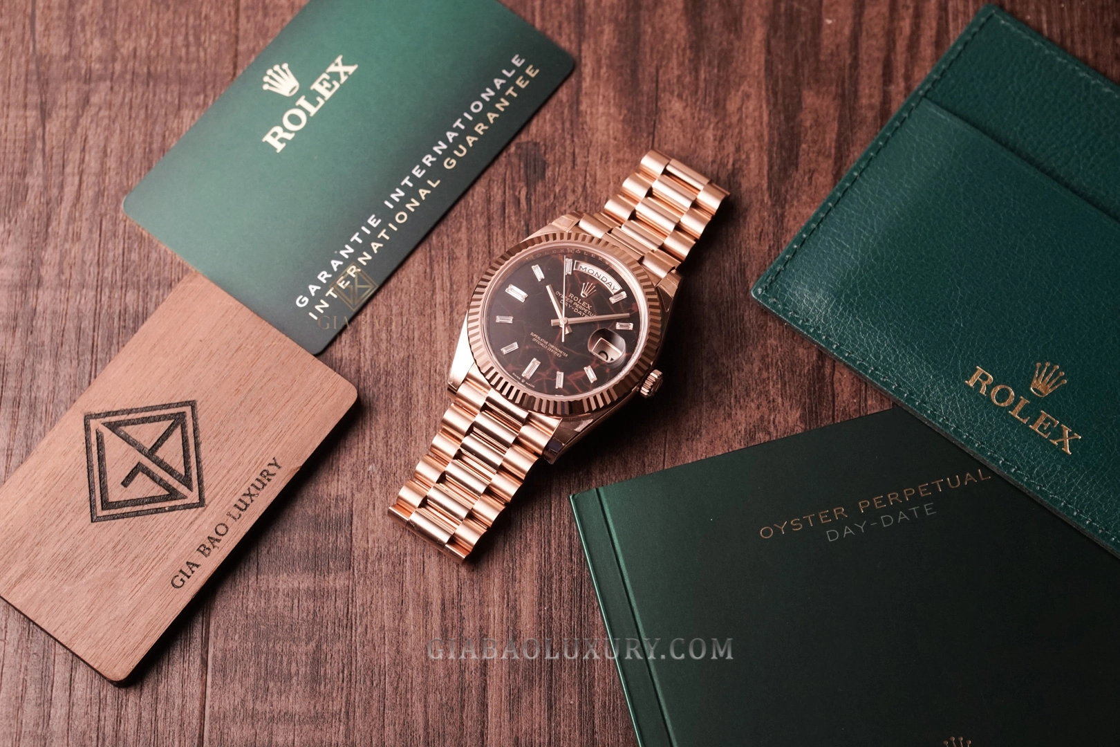 Rolex Day-Date 40 Ref. 228235 mặt số Eisenkiesel: Toàn cảnh đồng hồ cùng hộp và giấy tờ Rolex