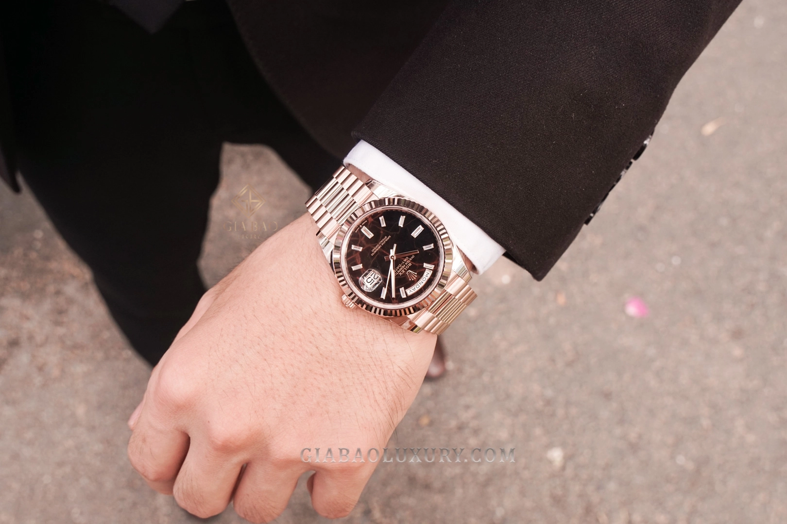 Rolex Day-Date 40 Ref. 228235 mặt số Eisenkiesel: Tỷ lệ Day-Date 40 trên cổ tay