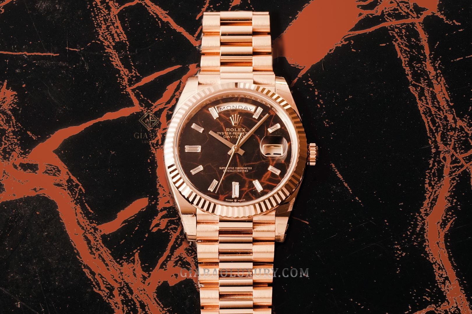 Rolex Day-Date 40 Ref. 228235 mặt số Eisenkiesel: Mặt số Eisenkiesel trên nền đá tương phản