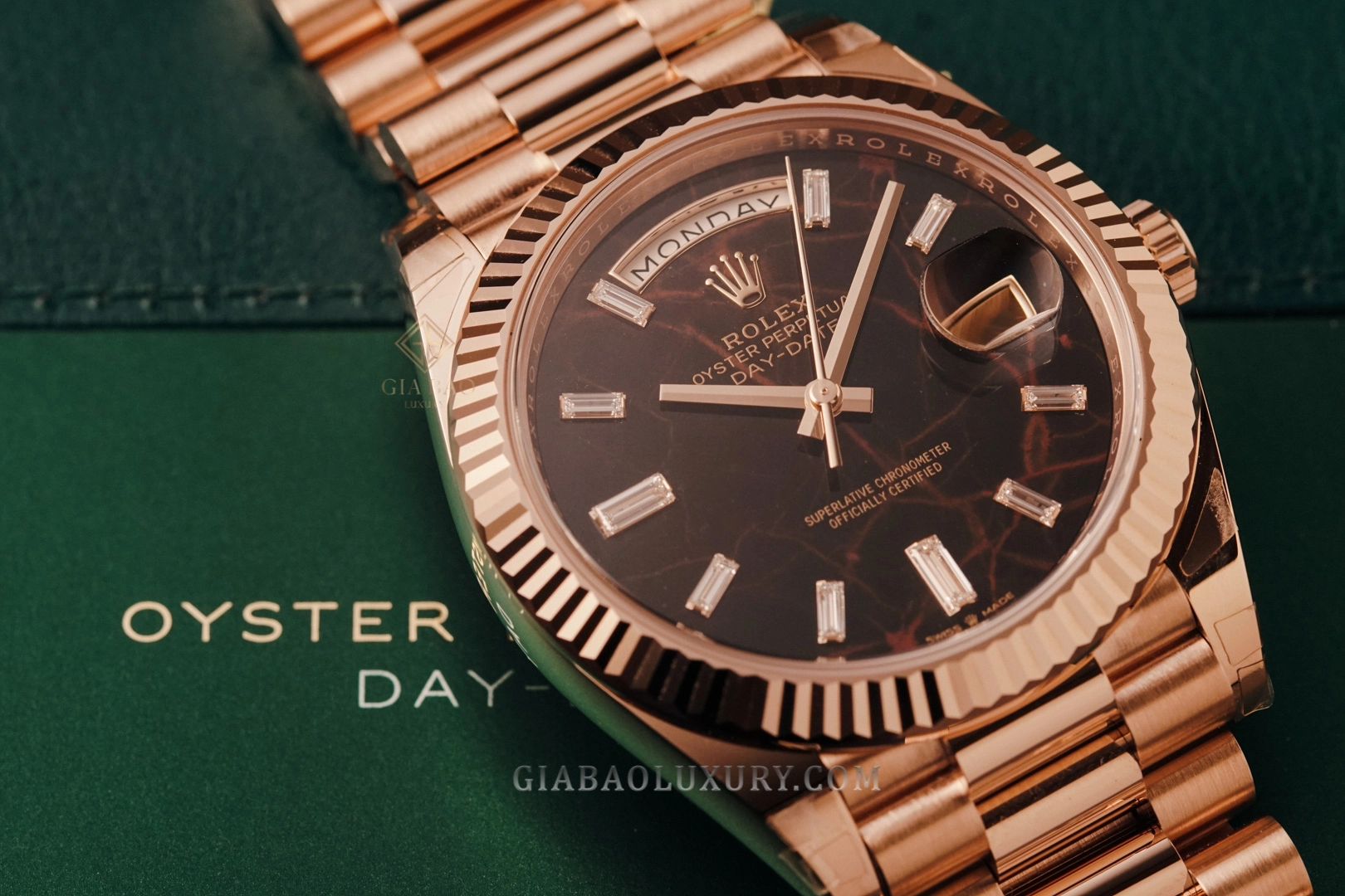 Rolex Day-Date 40 Ref. 228235 mặt số Eisenkiesel: Cận cảnh vân đá và cọc kim cương baguette