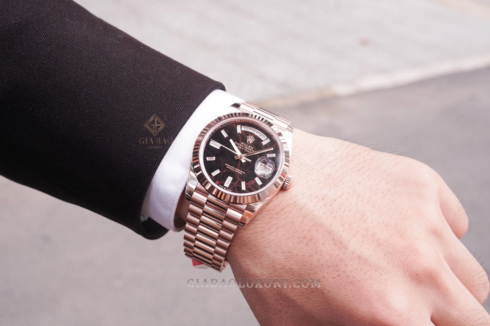 Rolex Day-Date 40 Ref. 228235 mặt số Eisenkiesel: Góc đeo cho thấy dây President ôm cổ tay