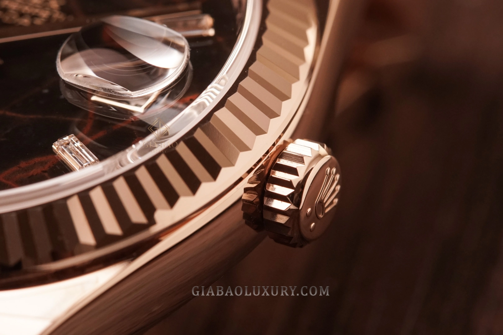 Rolex Day-Date 40 Ref. 228235 mặt số Eisenkiesel: Núm Twinlock, kính sapphire và bezel khía