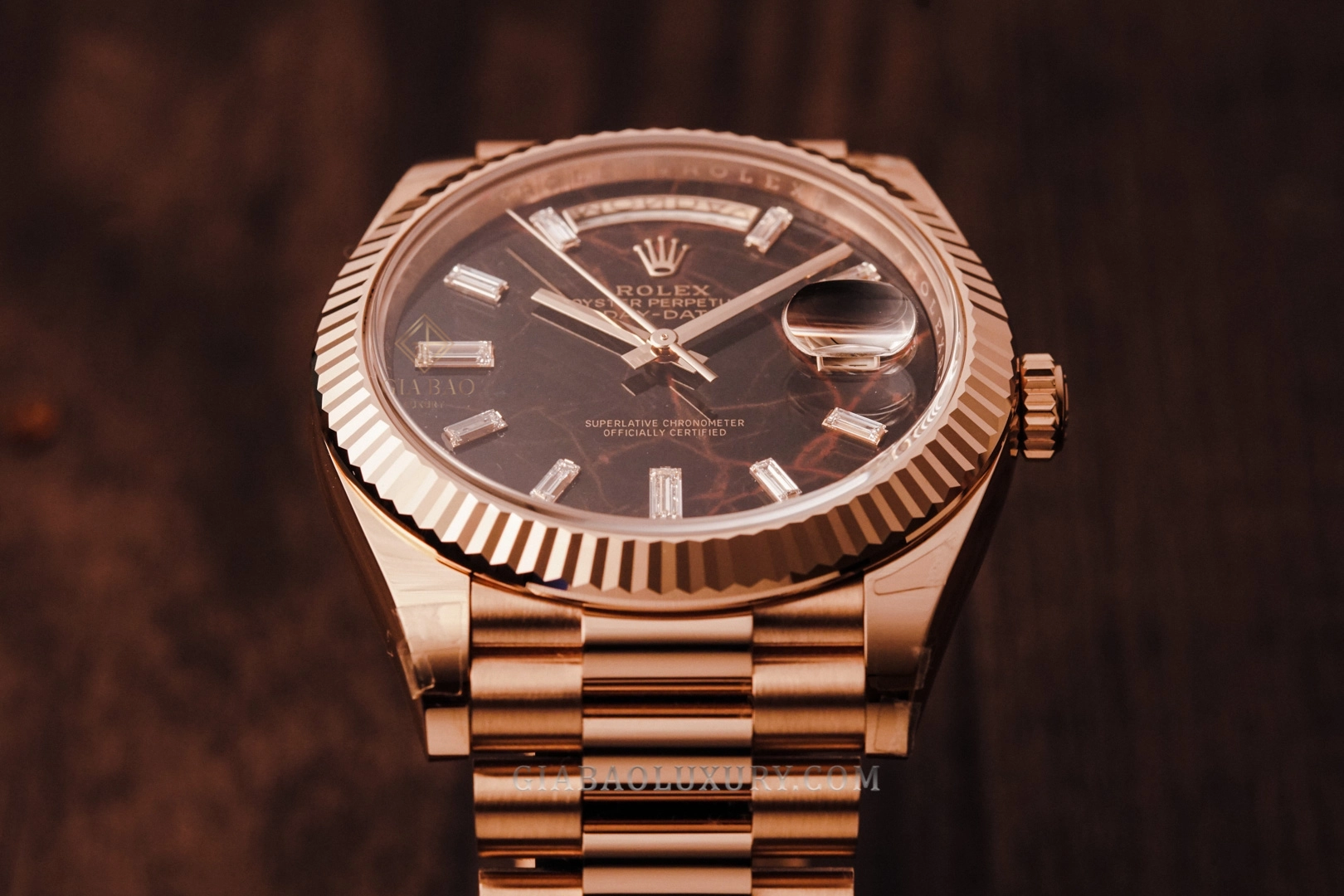 Rolex Day-Date 40 Ref. 228235 mặt số Eisenkiesel: Mặt số Eisenkiesel dưới ánh sáng xiên