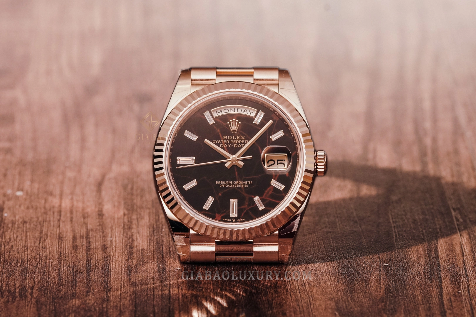 Rolex Day-Date 40 Ref. 228235 mặt số Eisenkiesel: Toàn cảnh vỏ vàng Everose và dây President