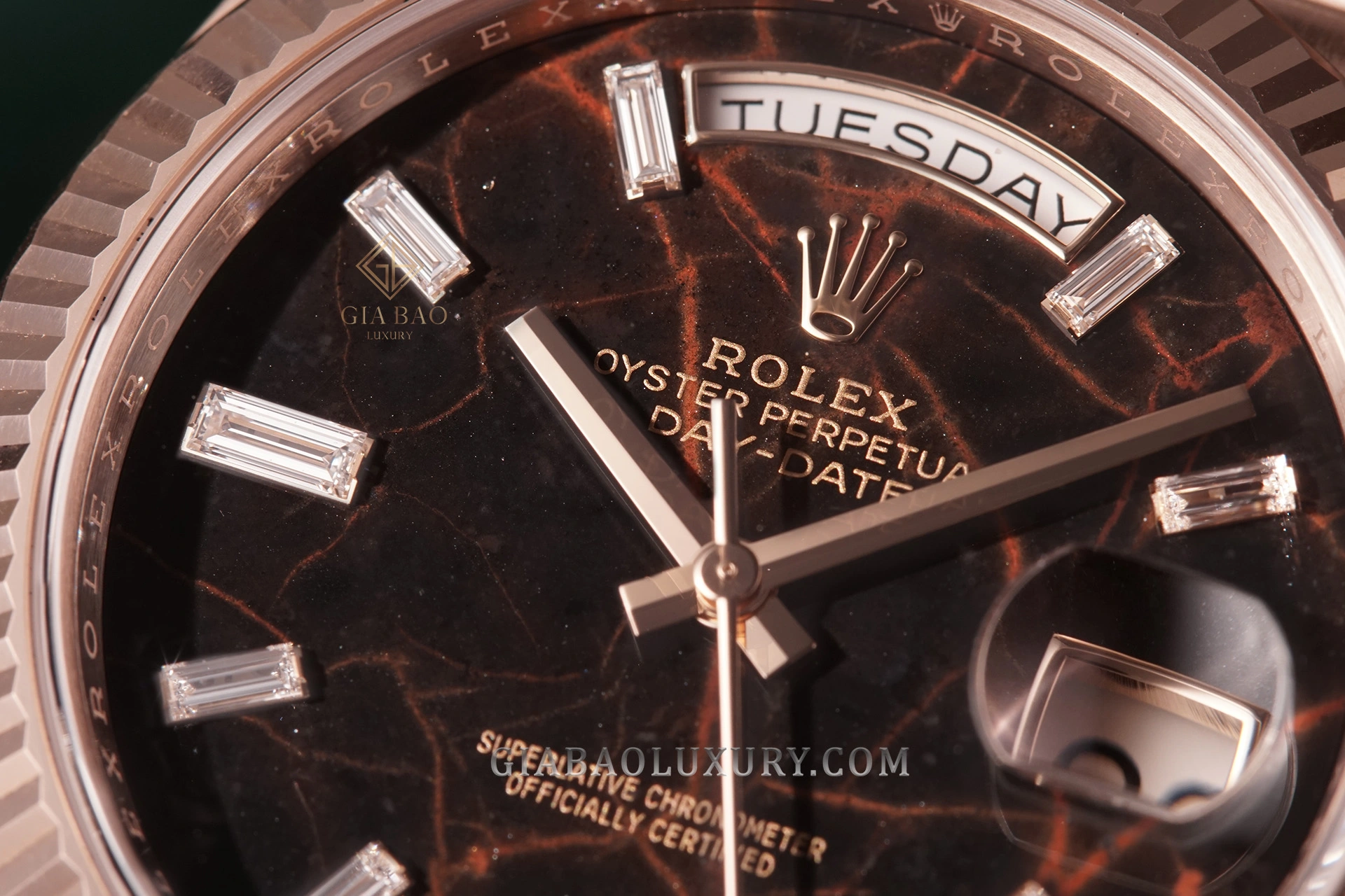 Rolex Day-Date 40 Ref. 228235 mặt số Eisenkiesel: Macro vân Eisenkiesel, hai cửa sổ lịch và cọc baguette