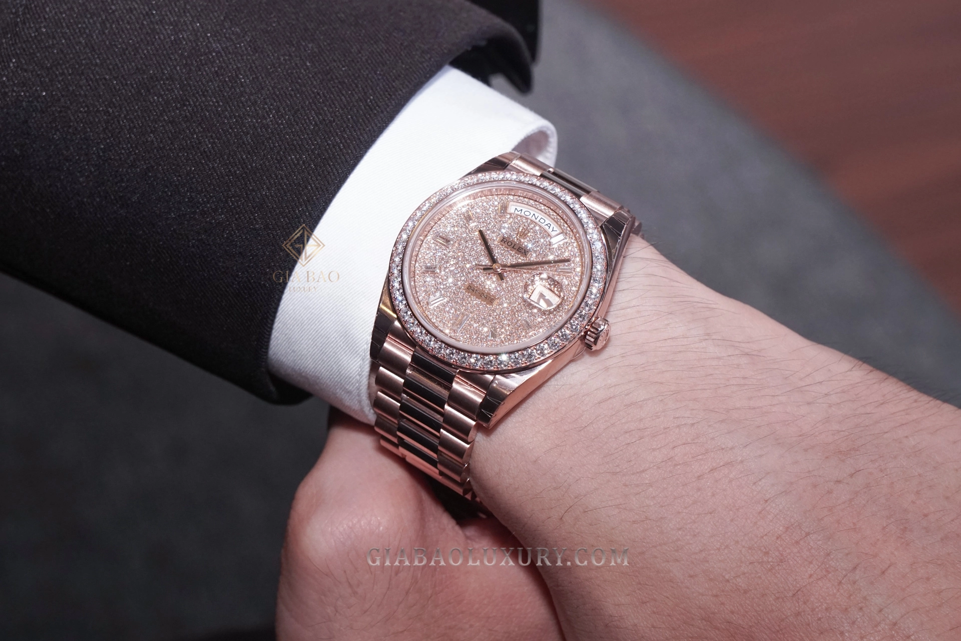 Rolex Day-Date 40 Ref. 228345RBR mặt số pavé kim cương: Tỷ lệ Day-Date 40 pavé trên cổ tay