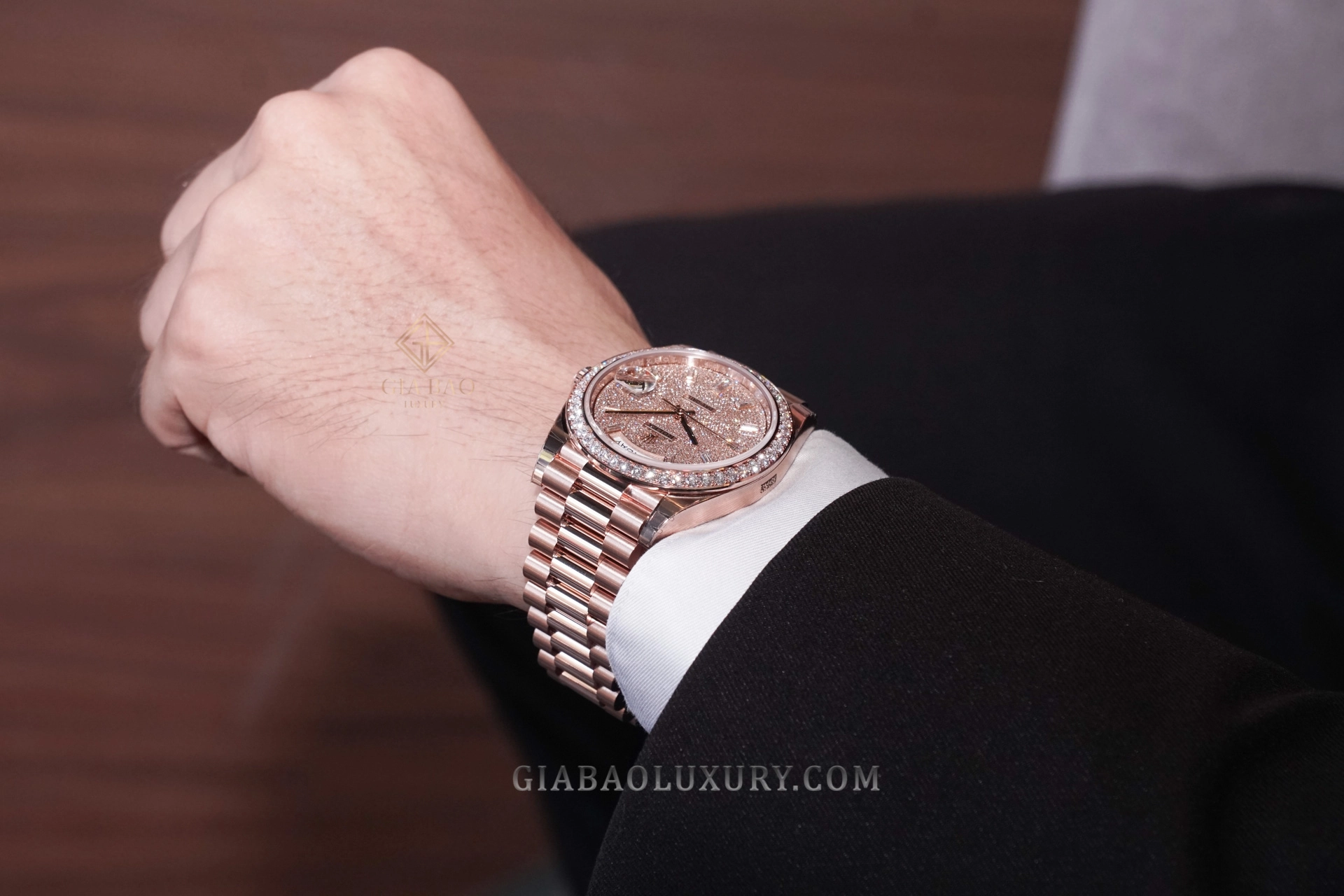 Rolex Day-Date 40 Ref. 228345RBR mặt số pavé kim cương: Góc đeo làm rõ bezel kim cương và dây President