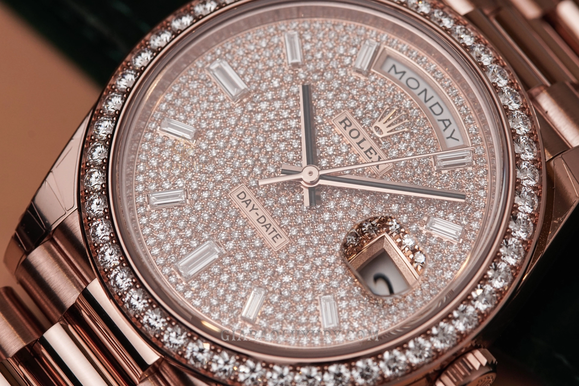Rolex Day-Date 40 Ref. 228345RBR mặt số pavé kim cương: Macro mặt số pavé, cọc baguette và bezel kim cương